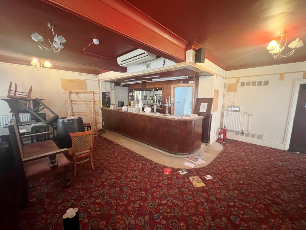 Lot: 35 - FORMER HOTEL FOR DEVELOPMENT POTENTIAL - main bar area of the former freemantle hotel